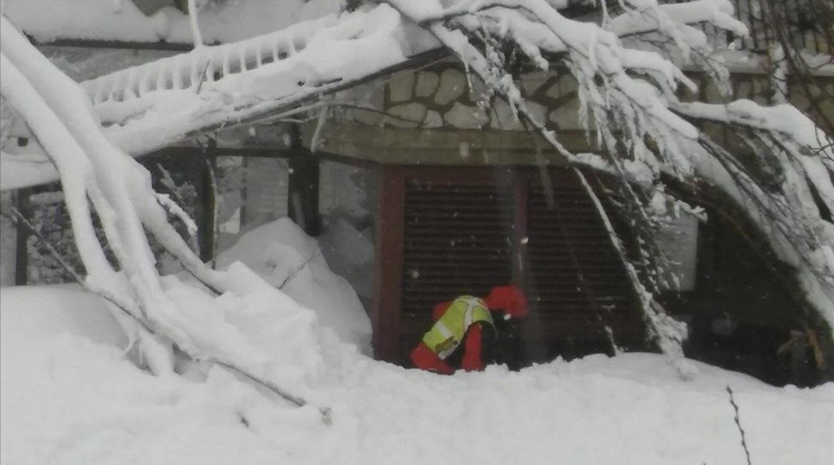 ATRAPADAS 30 PERSONAS EN HOTEL DE ABRUZZO TRAS ALUD PRODUCIDO POR TERREMOTO