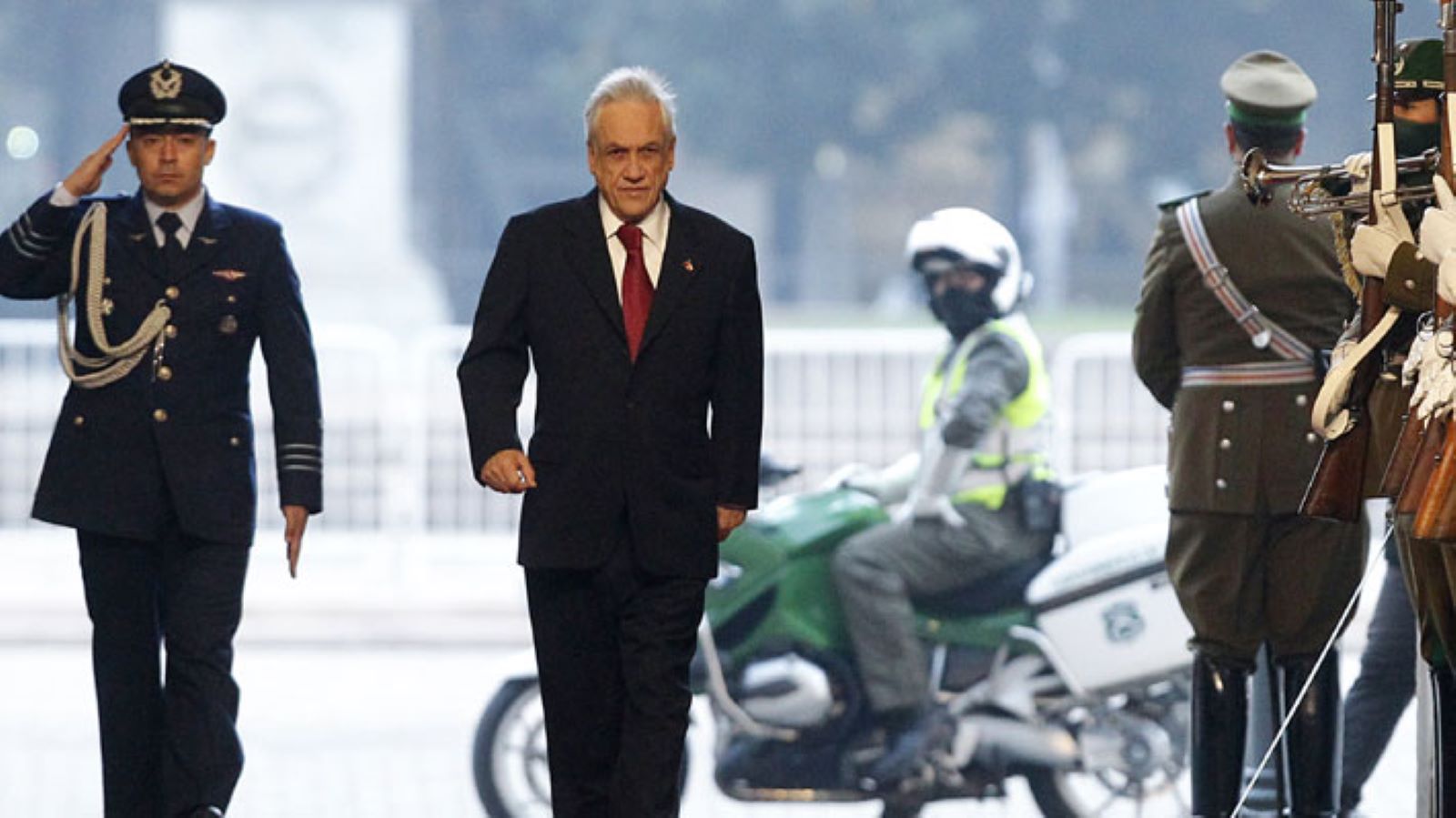Piñera entrando en la moneda
